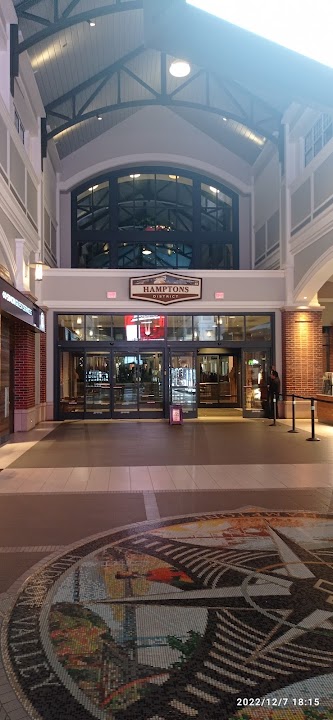 Woodbury Common Premium Outlets Food Pavilion