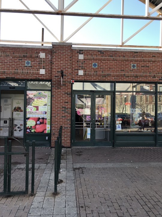 LaGuardia Shopping Center